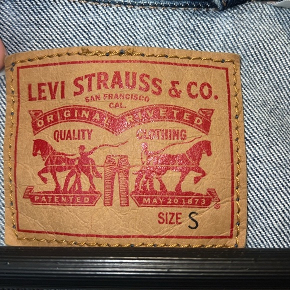 Women’s Levi’s Denim Jacket with Embroidered Cherries Design - Picture 4 of 5